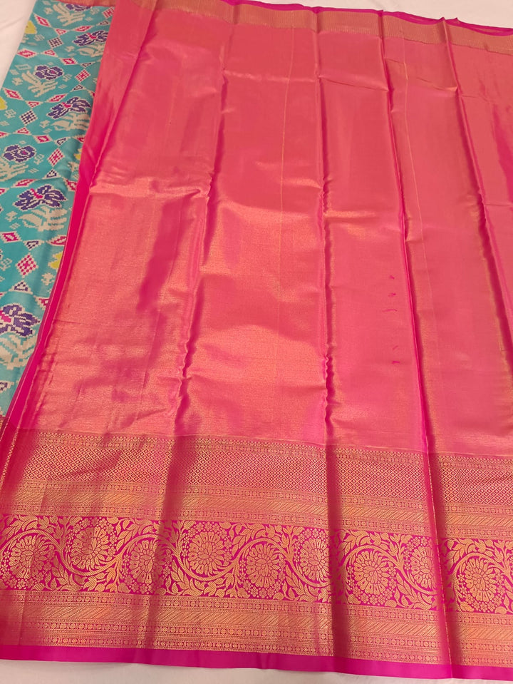 Tathastu Turquoise Blue &amp; Pink Floral Printed Saree