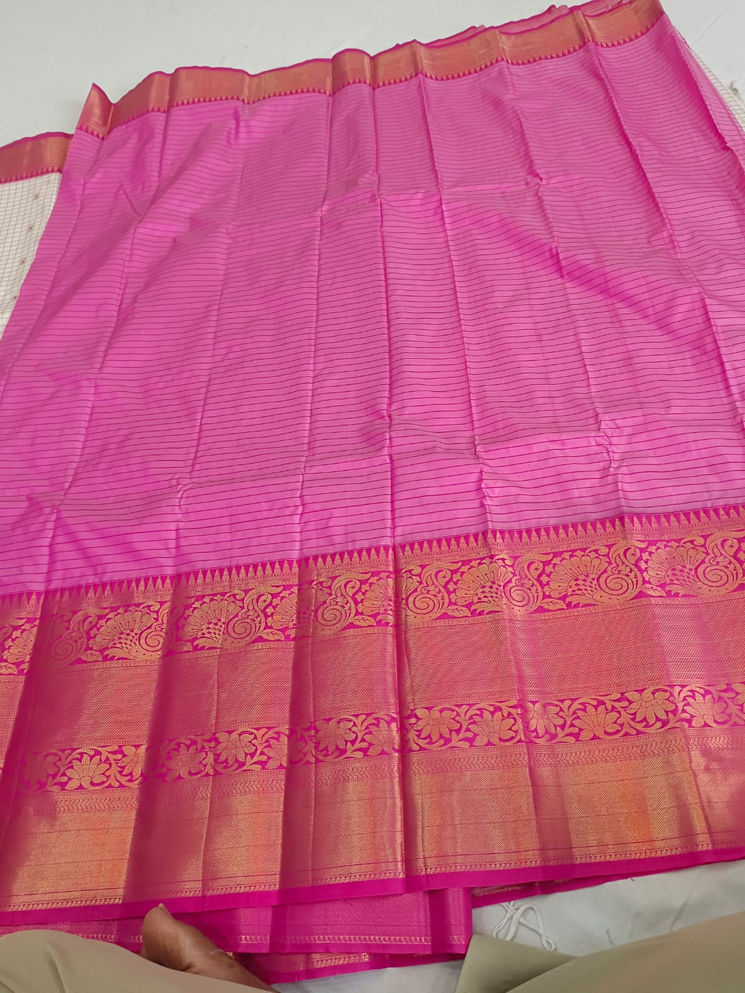 Tathastu White &amp; Pink Checked Zari Saree