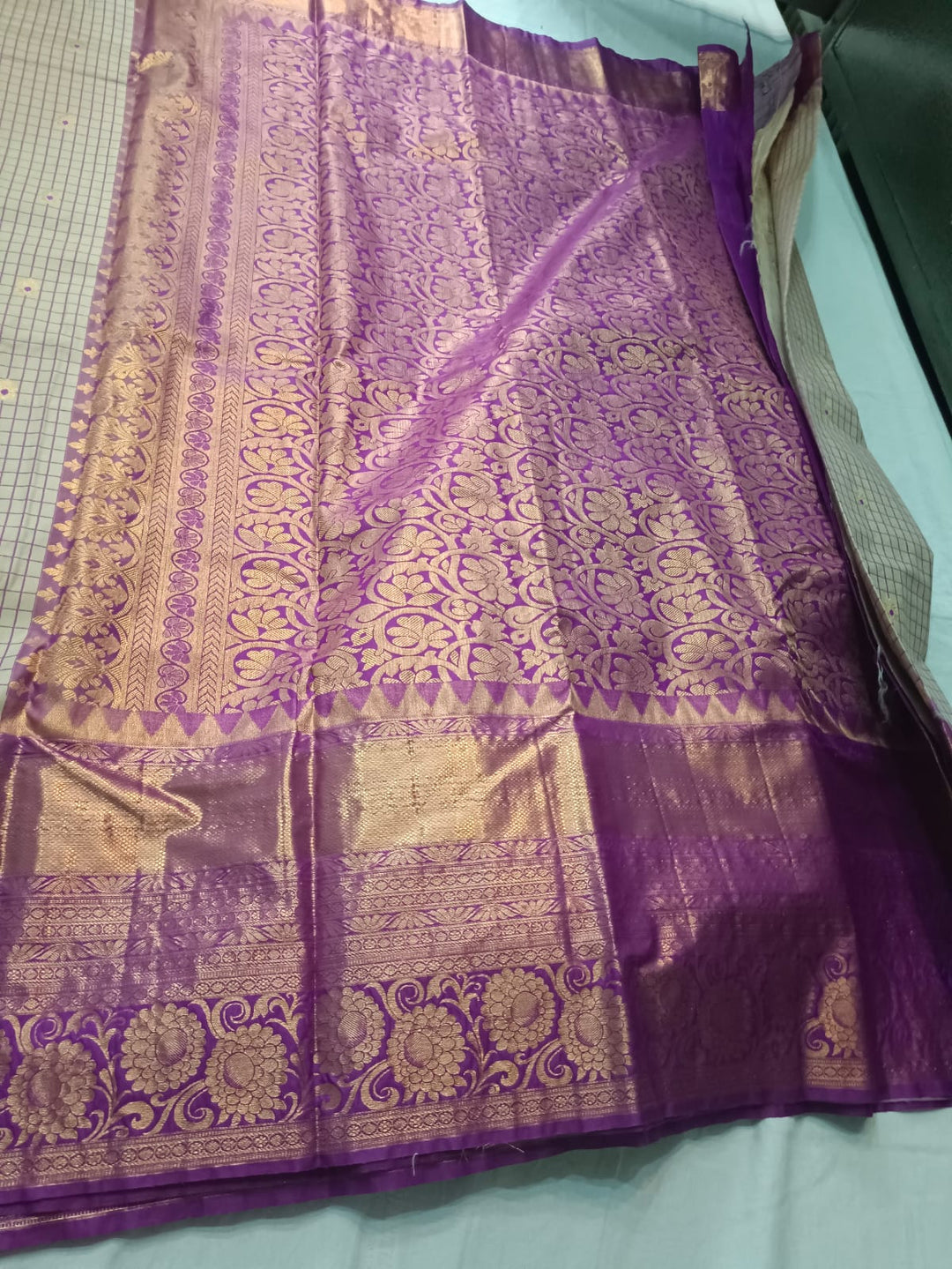 Tathastu Cream &amp; Purple Checks Zari Border Saree